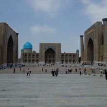 レギスタン通りを背にすると、右手の建物がシェルドル・メドレセ