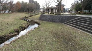 真ん中に川が流れる公園