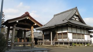 2本の旧道にはさまれた場所に位置するお寺