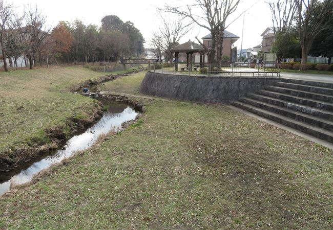 真ん中に川が流れる公園