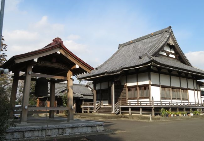 2本の旧道にはさまれた場所に位置するお寺