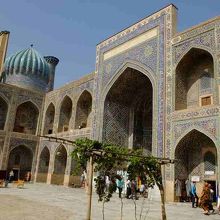 シェルドル・メドレセの中庭。神学生の部屋は今はお土産店。