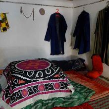 19世紀の神学生の部屋。日本のこたつそっくりの暖房器具が！