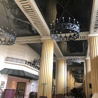 内観も素敵です。写真の右奥がラウンジで夜はステージに。