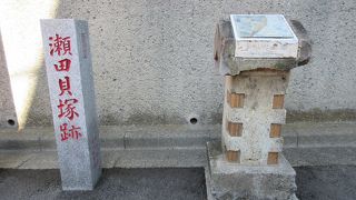 小さな石柱が立っています