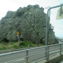 車窓からの奇岩