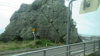 奇岩の多い千畳敷海岸をリゾートしらかみの車窓から