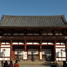 東大寺には珍しく朱塗りの建物だ