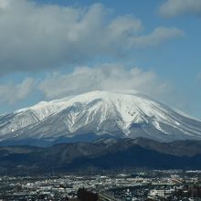雪を戴く岩手山