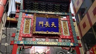 關帝廟通りの東側の入り口