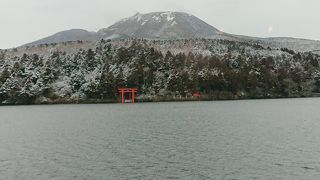 芦ノ湖と鳥居のコントラスト