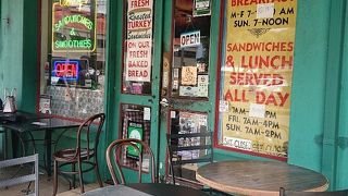 マノアの市街地にあるサンドイッチ