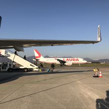 タラップで降りました