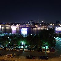 バルコニーから見える夜景、遠くにはバージュ・ハリファが見える