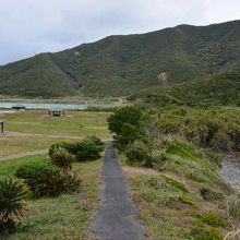 駐車場から歩きすぎてふり返ると、奥の左は養殖池、右下が海岸。