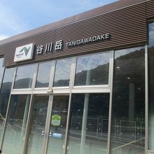 建物入り口。この左側に水を飲める場所があります