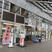 売店と食堂があります