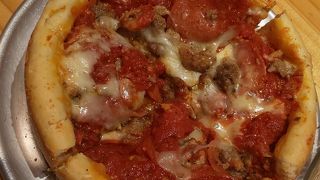 クラフトビールと分厚いピザ