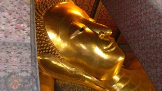 横たわる仏像に感激