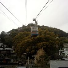 ３分ほどで山頂駅に到着。ガイドさんが説明してくれました。