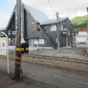 特徴のある駅舎を持つ有人駅