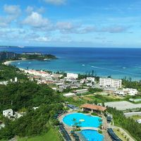 プールは沖縄最大級。右下の方にもプールがあります。
