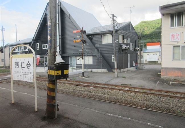 特徴のある駅舎を持つ有人駅