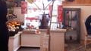 ケーキはクリーム多めでお高い