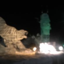 虎と龍の氷像も哈爾濱との姉妹都市提携25周年。加油・中国！