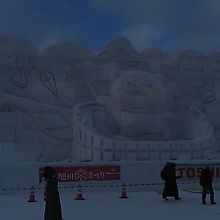 明るい時間帯の大雪像の様子