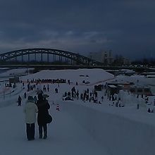 大雪像に続くスロープから眺める旭橋の様子