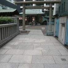長い階段を昇ると、鳥居と長い石畳の参道が続くのが見えます。