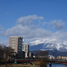 橋から眺める岩手山