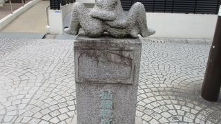 モニュメントや電車イラストがある歩道です。