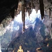 光が幻想的な洞窟寺院、バンコクから日帰り可能。入場料10バーツかかるようになったようです