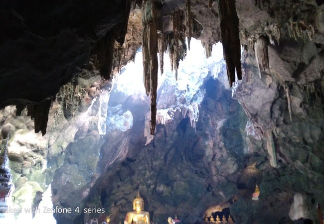 光が幻想的な洞窟寺院、バンコクから日帰り可能。入場料10バーツかかるようになったようです