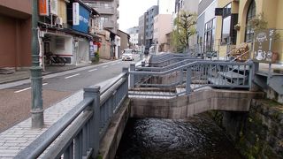 鞍月用水が流れる