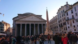古代ローマから残る建築物、混雑してました。