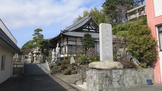 木造本堂、日蓮上人の銅像は見ごたえあります