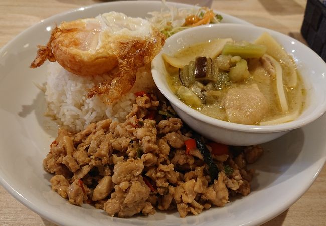 サンシャイン通り脇にあるタイ料理やさん。