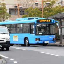 JR佐倉駅に停まる応援車両。