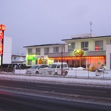 ド派手な看板が目印です！