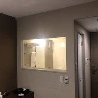 浴室と部屋はガラス越しに見える！