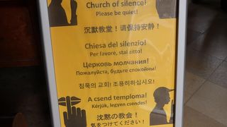 残念ながら、外壁が改修中でした。