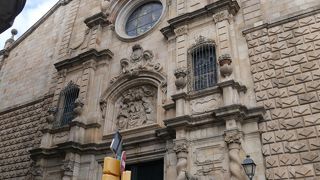 繁華街に建つ教会