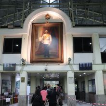 ホームから観た駅舎です