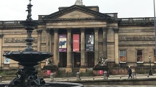 とても図書館とは思えない