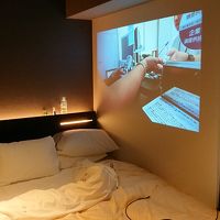 90度首を曲げないと見られないプロジェクター映像。