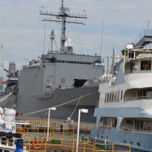 手前の白と水色のツートンカラーの船です。