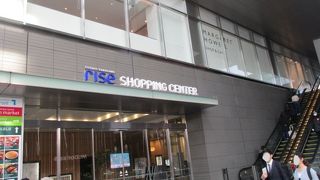 地下食品売り場は充実し活気があります。